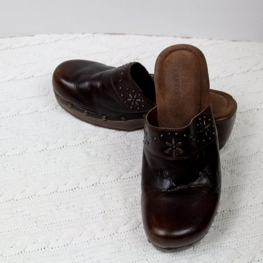 BEAUTIFUL WHITE MOUNTAIN STUDDED BROWN CLOGS